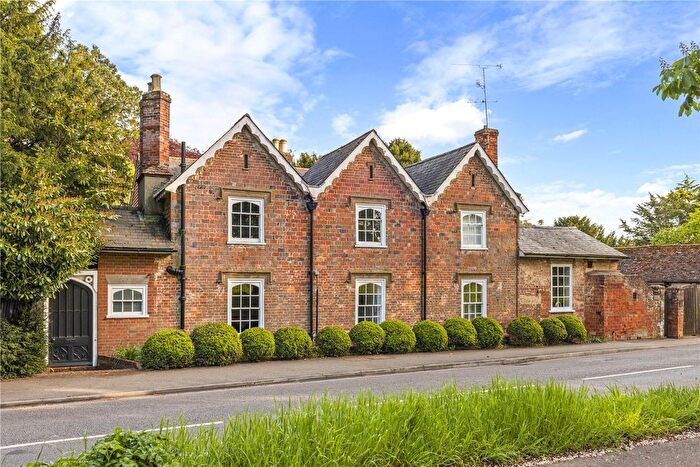 5 Bedroom Detached House For Sale In Anstey Road, Alton, Hampshire, GU34