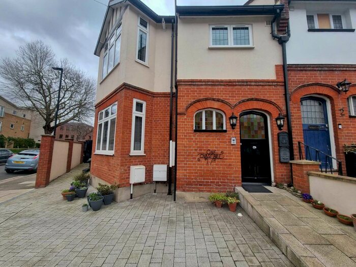 3 Bedroom Flat To Rent In Chase Hill, Enfield, EN2