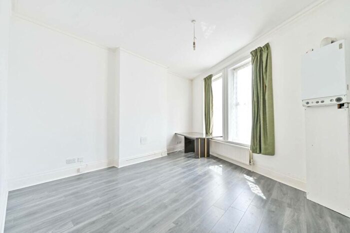 2 Bedroom Flat To Rent In High Road, Willesden, London, NW10