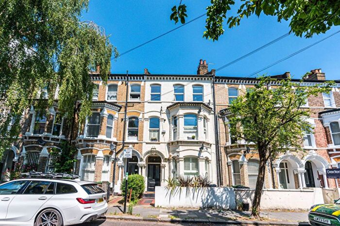 2 Bedroom Flat To Rent In St Lukes Avenue, Clapham North, London, SW4