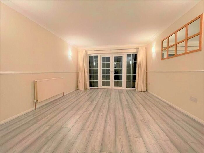 2 Bedroom Property To Rent In The Canadas, Broxbourne, EN10