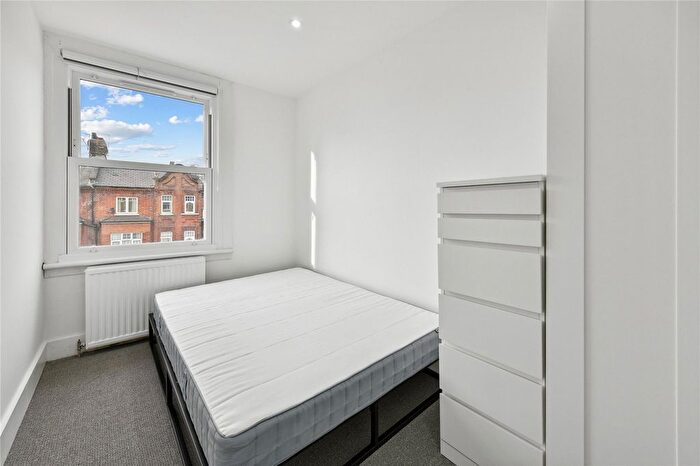 3 Bedroom Flat To Rent In Queenstown Road, London, SW8