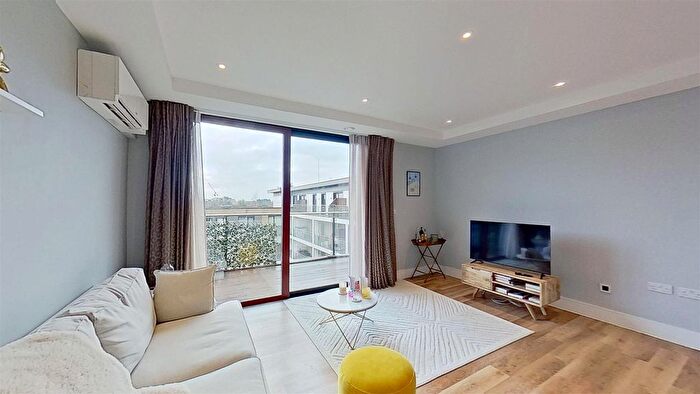 2 Bedroom Flat For Sale In Knaresborough Drive, London, SW18