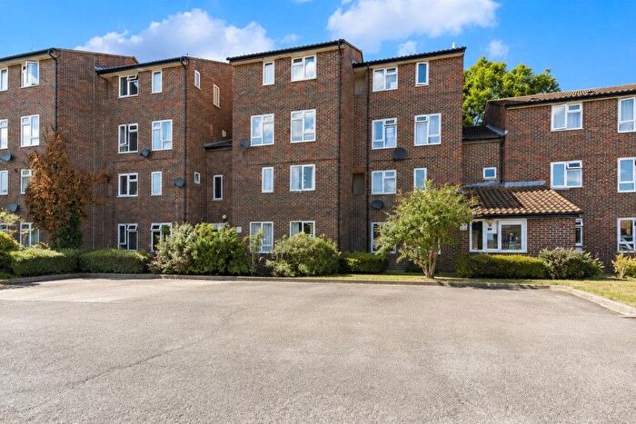 2 Bedroom Flat To Rent In Walton On Thames, Surrey, KT12
