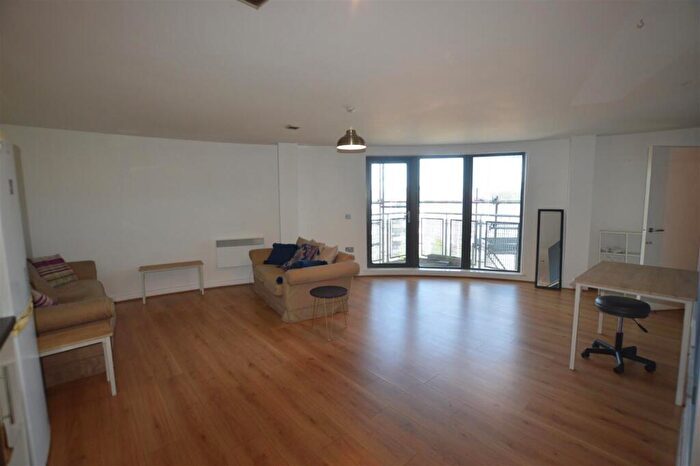 3 Bedroom Flat To Rent In Greenheys Lane West, Manchester, M15