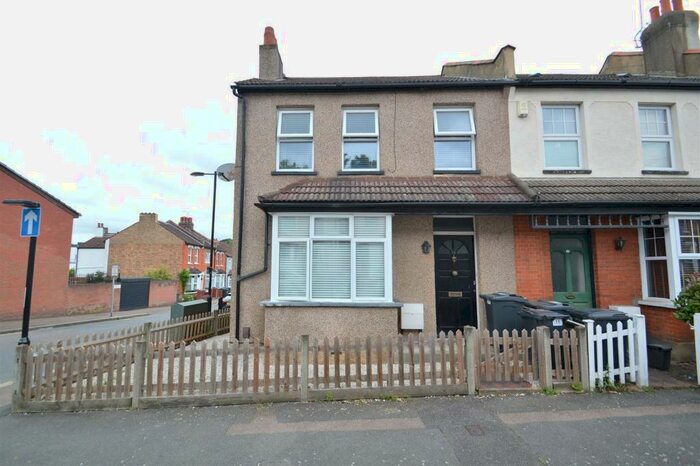 3 Bedroom House To Rent In Edward RoadCoulsdon, CR5