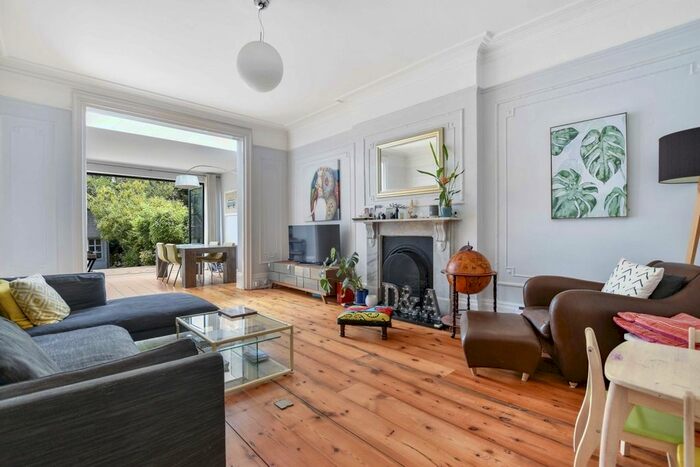 3 Bedroom Flat To Rent In Dartmouth Road, Mapesbury, London, NW2