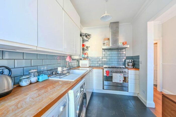 2 Bedroom Flat To Rent In Blythwood Road, Stroud Green, London, N4