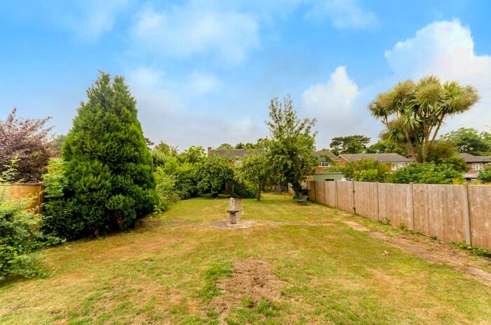 4 Bedroom Bungalow To Rent In Delta Road, Worcester Park, KT4