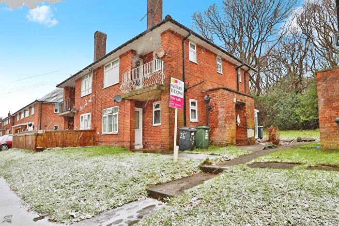 2 Bedroom Flat For Sale In Iveson Drive, Leeds, LS16