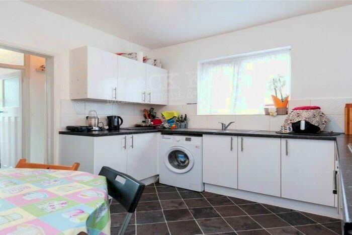 3 Bedroom Flat To Rent In Chewton Road, E17
