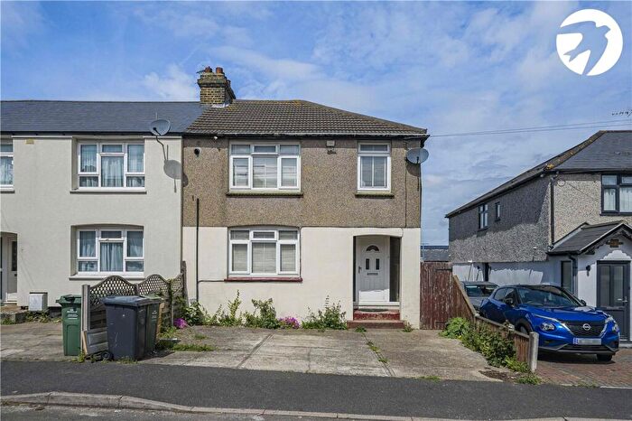 3 Bedroom End Of Terrace House For Sale In The Crescent, Greenhithe, Kent, DA9