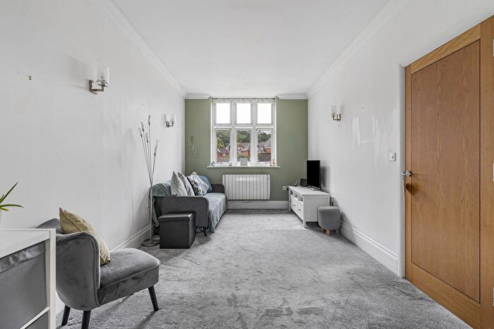 1 Bedroom Flat For Sale In Elizabeth Drive, Banstead, SM7