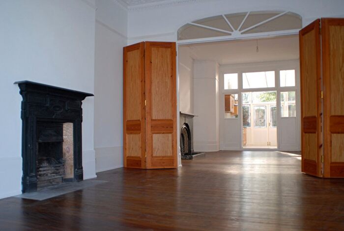 2 Bedroom Flat To Rent In Earlsfield Road, London, SW18
