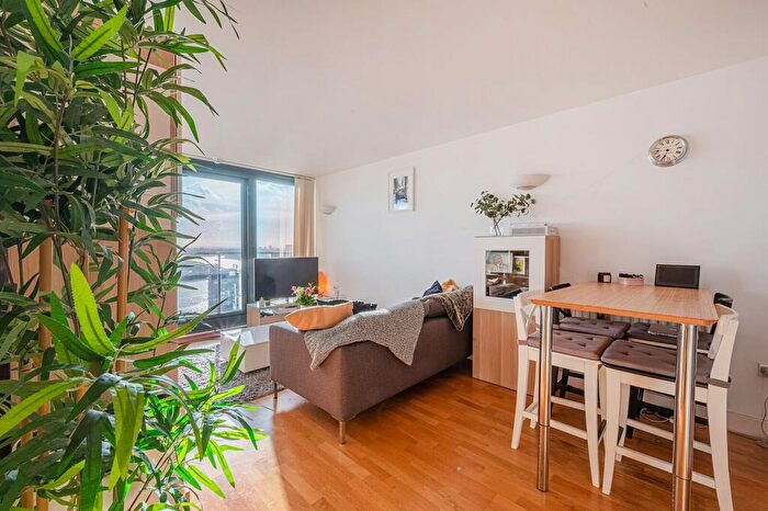 1 Bedroom Flat To Rent In Blackwall Way, Canary Wharf, London, E14
