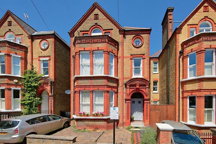 3 Bedroom Flat To Rent In Thurleigh Road, London, SW12