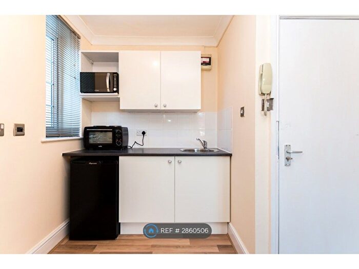 Studio To Rent In Parade Mansions, London, NW4