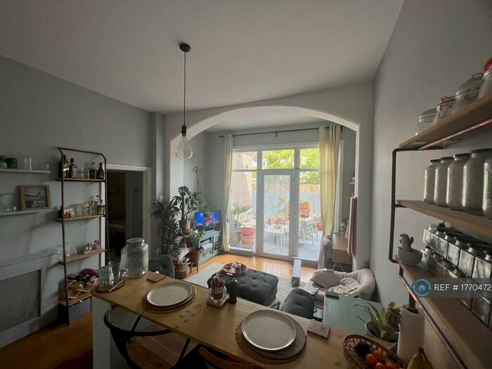 1 Bedroom Flat To Rent In Ailsa Road, Westcliff-On-Sea, SS0