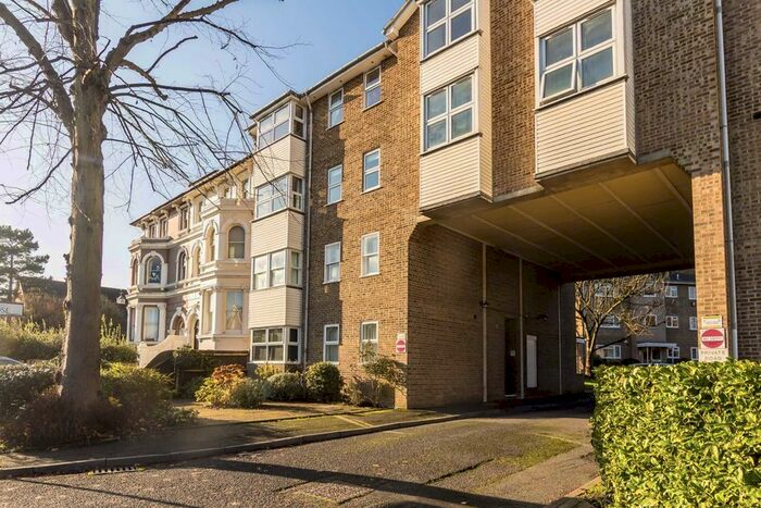 2 Bedroom Flat To Rent In Ash Tree Close, Surbiton KT6