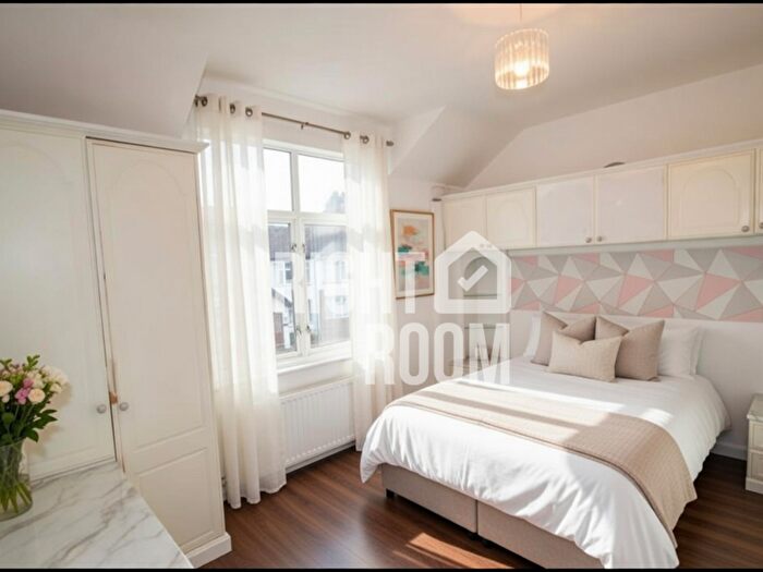 3 Bedroom Semi Detached House To Rent In / Bedroom House, Kingsley Road, LU3