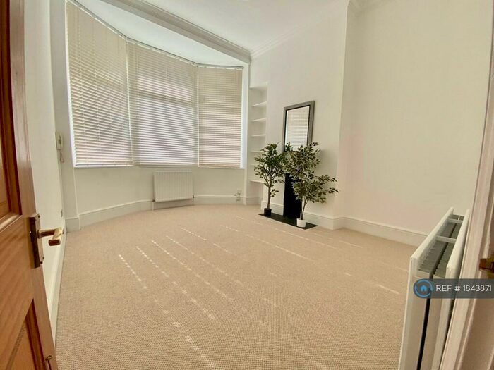 2 Bedroom Flat To Rent In Honor Oak Park, London, SE23