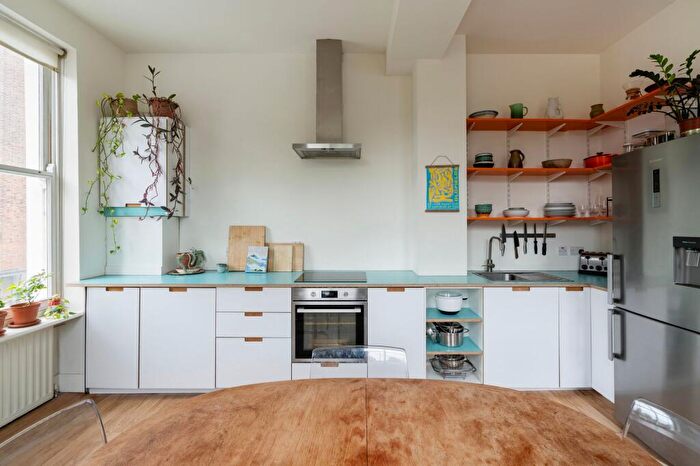 3 Bedroom Apartment For Sale In Old Ford Road, London, E2 - Photo 4
