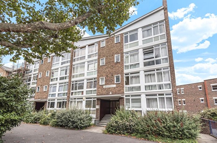 Studio To Rent In Dryden Court, Kennington, London, SE11