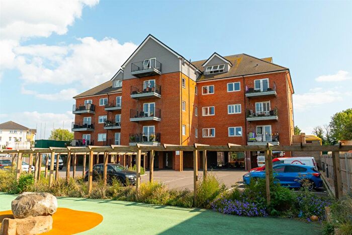 2 Bedroom Flat For Sale In The Retreat, Mill Hall, Aylesford, ME20