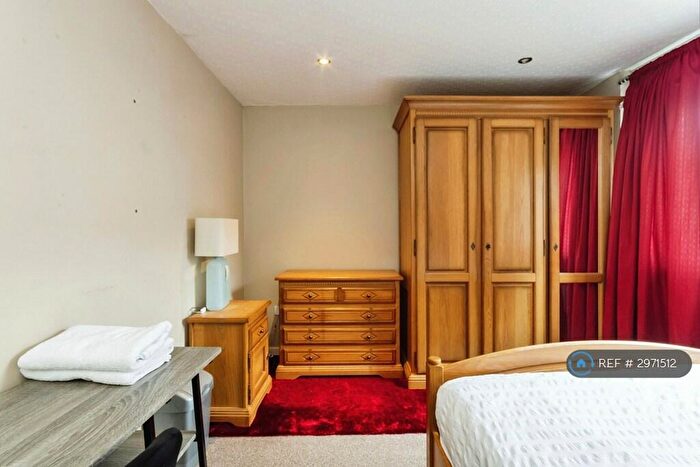 2 Bedroom Flat To Rent In Auckland Close, Nottingham, NG7