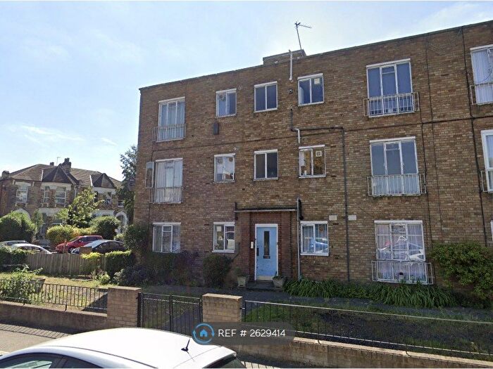 1 Bedroom Flat To Rent In Heather Lodge, London, N16