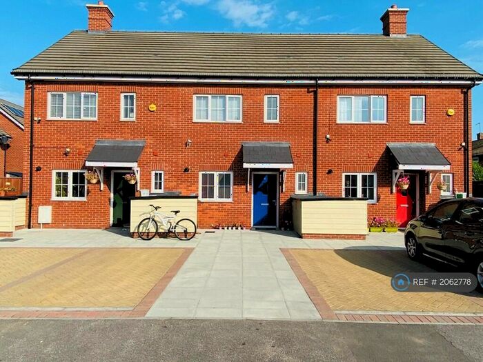 3 Bedroom Terraced House To Rent In Marunden Green, Slough, SL2