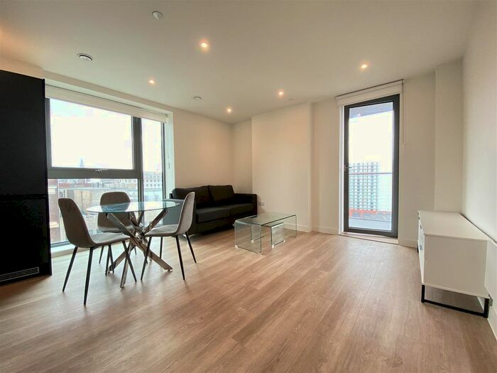 2 Bedroom Flat To Rent In Exchange Point (Block A), Embankment West, New Kings Head Yard, Salford, M3
