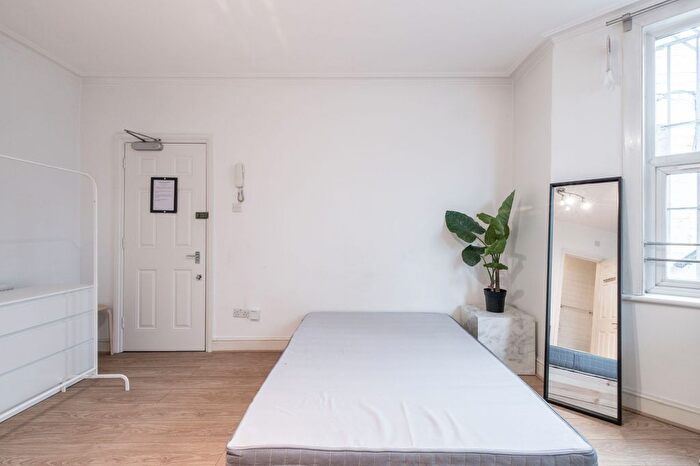 Studio To Rent In Talgarth Road, London, W14