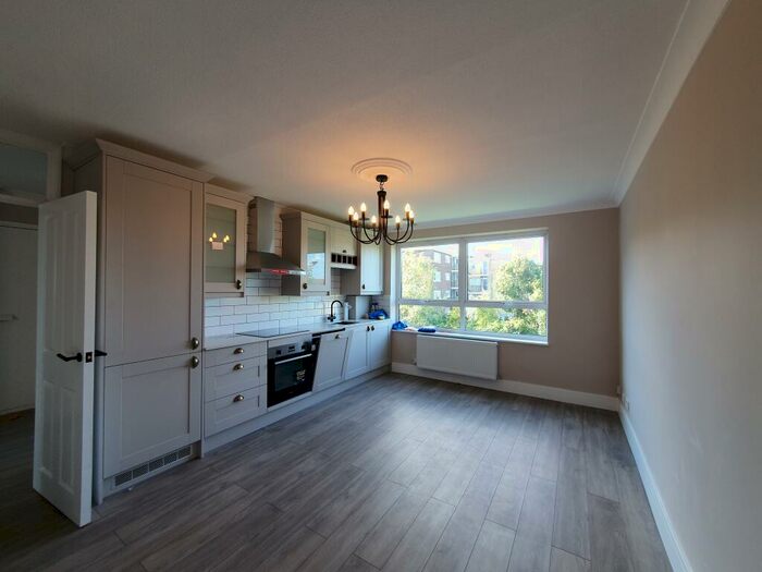 2 Bedroom House To Rent In Heathdene Chelmsford Road, N14