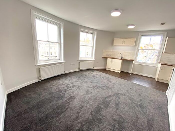 1 Bedroom Flat To Rent In Western Road, Brighton, East Sussex, BN1