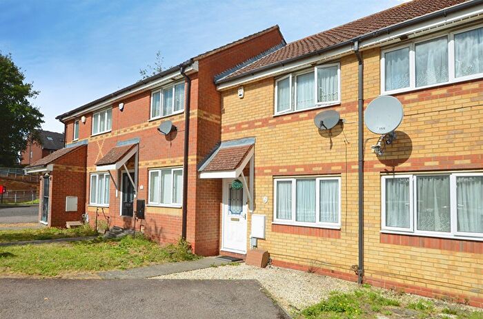 2 Bedroom Terraced House For Sale In Addington Way, Luton, LU4