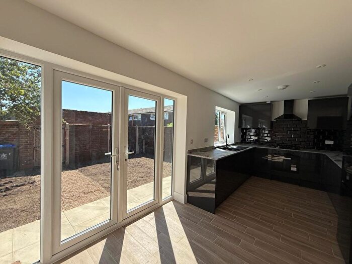 5 Bedroom Terraced House To Rent In Dutton Way, Slough, SL0