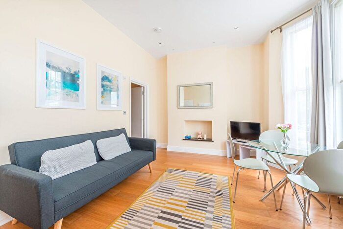2 Bedroom Flat To Rent In Cornwall Crescent, Ladbroke Grove, London, W11