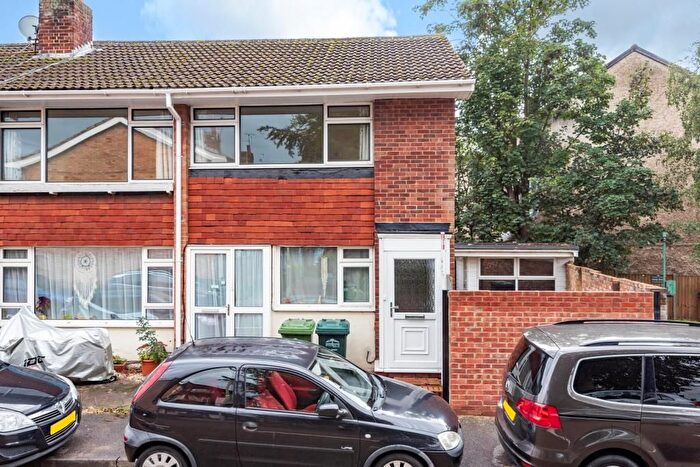 2 Bedroom Maisonette For Sale In Cliveden Place, Shepperton, Surrey, TW17