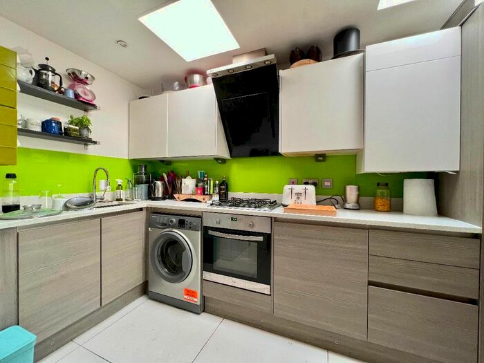 2 Bedroom Flat To Rent In Shakespeare Road, London, SE24