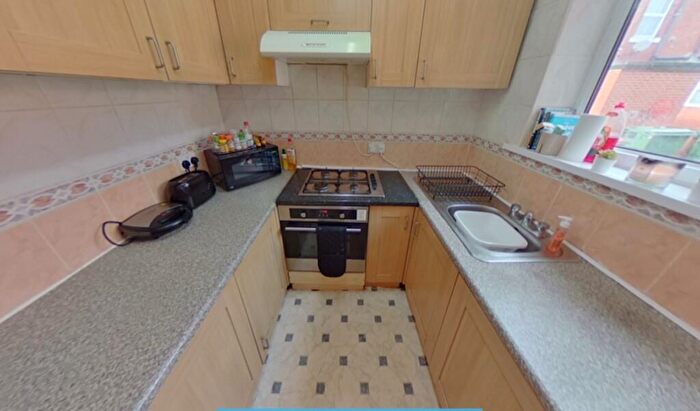 5 Bedroom House To Rent In Hessle View, Leeds, LS6