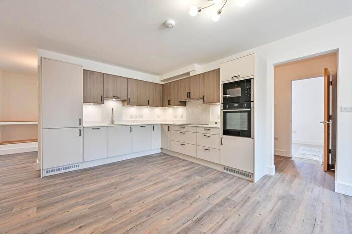 2 Bedroom Flat To Rent In Gomshall, , Gomshall, GU5