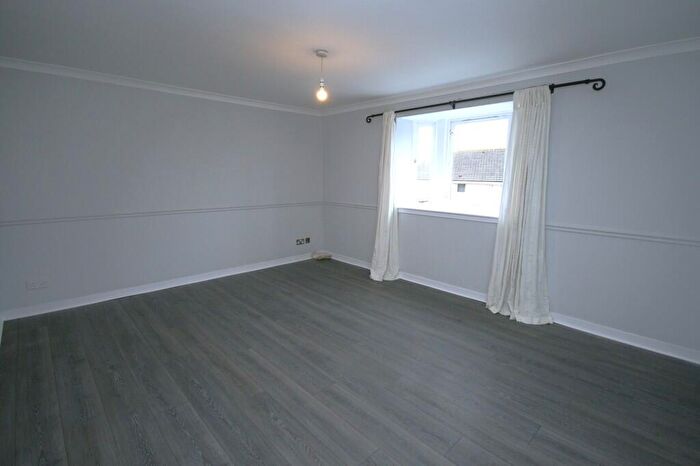 3 Bedroom Flat To Rent In Bed Unfurnished Apartment, Balcurvie Road, Provanhall - Available //, G34