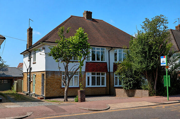 2 Bedroom Flat For Sale In Leigh-On-Sea, SS9