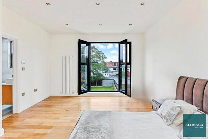 4 Bedroom Semi Detached House For Sale In Greenfield Gardens, Childs Hill, NW2