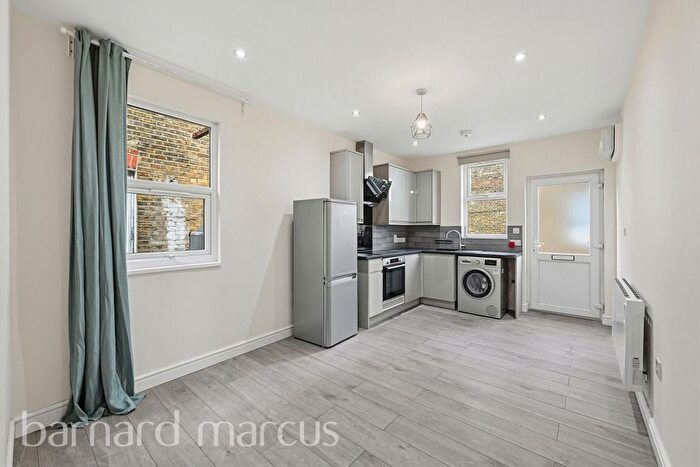 2 Bedroom Flat To Rent In Franche Court Road, London, SW17