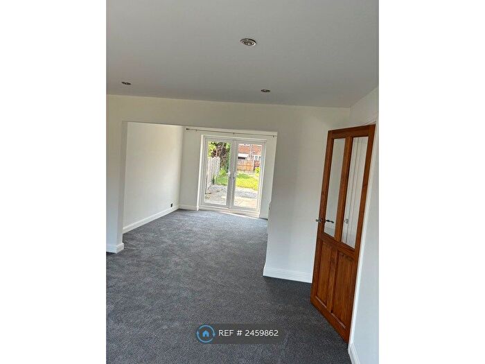 4 Bedroom Semi-Detached House To Rent In Linden Drive, Chesterfield, S41