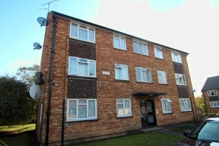 2 Bedroom Flat To Rent In Woodgrange Close, Kenton, Harrow, HA3
