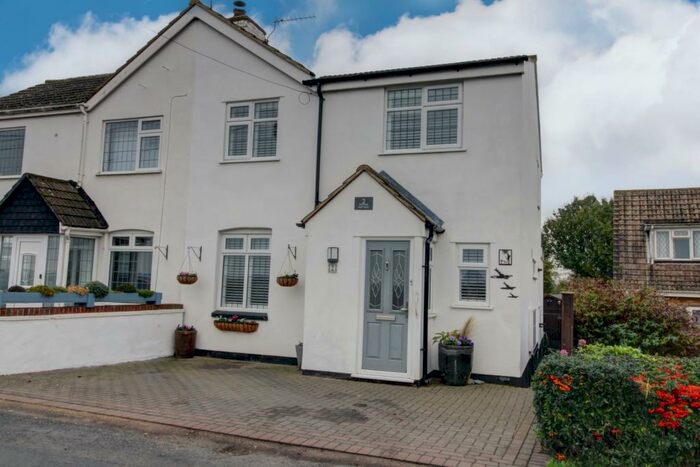 3 Bedroom Cottage For Sale In Cooling Road, Rochester, ME3