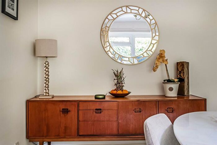 4 Bedroom Detached House For Sale In Ermyn Way, Leatherhead, KT22